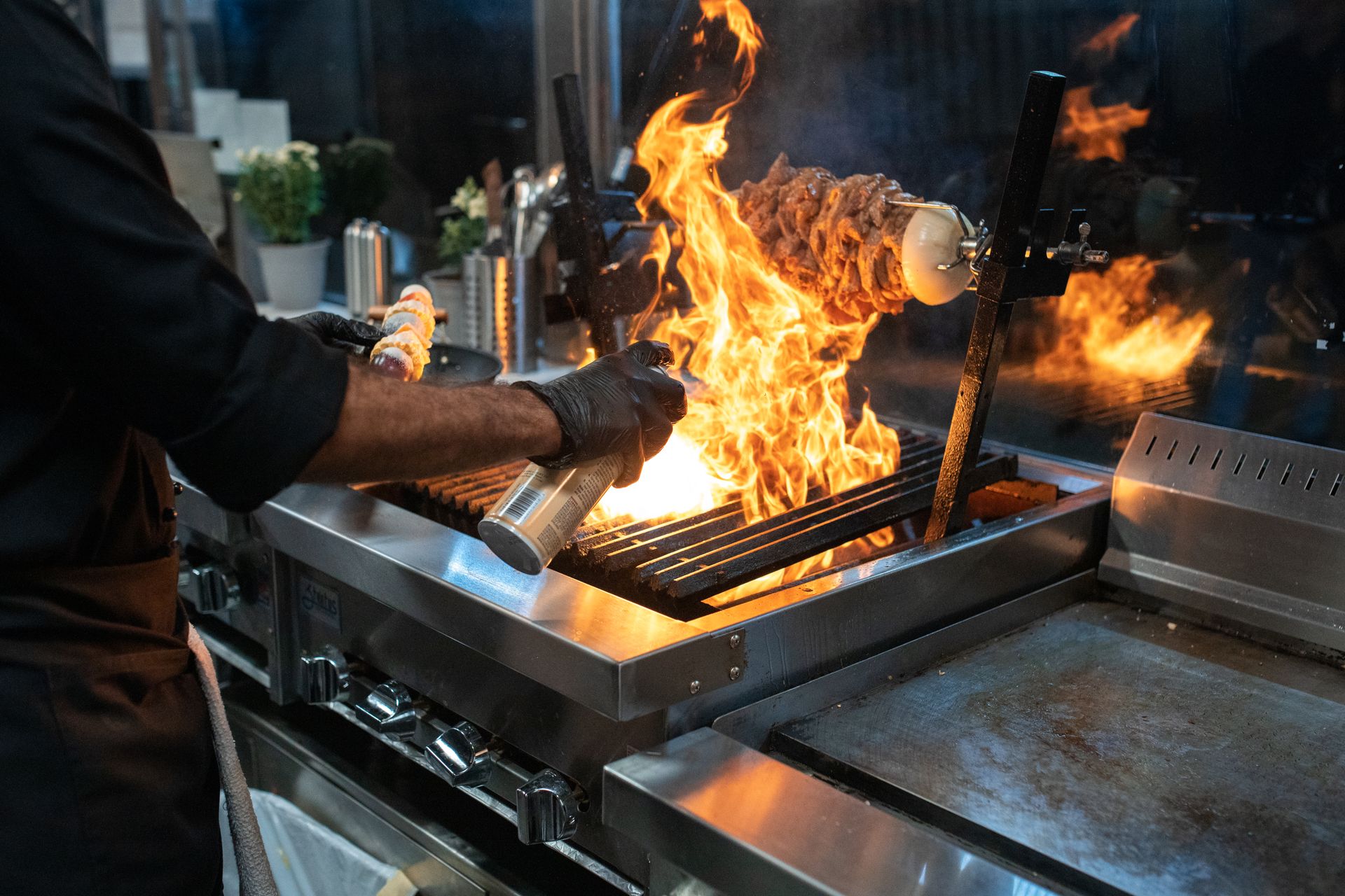 Chef profissional no grelhador
