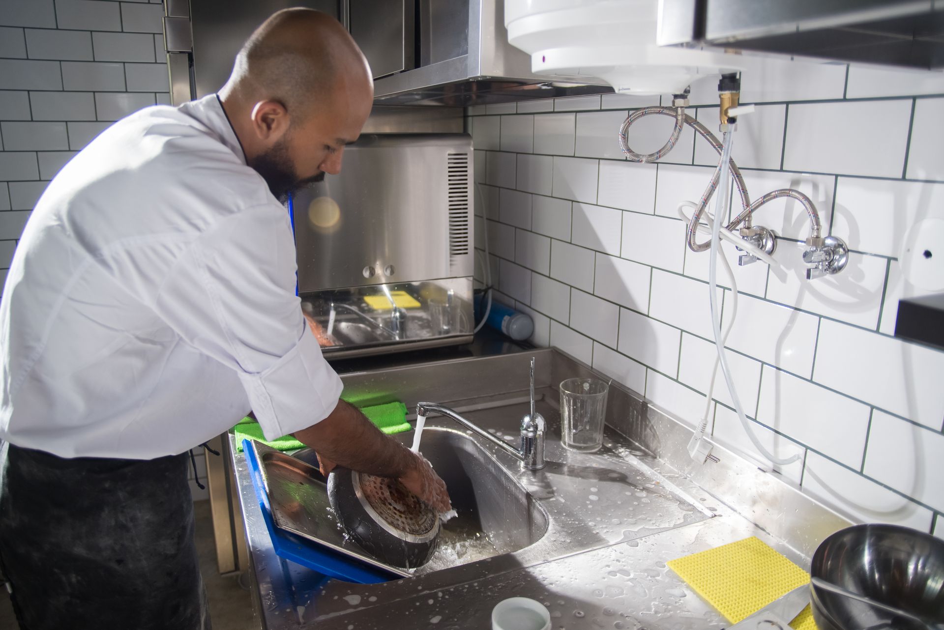 Zona de lavagem numa cozinha profissional